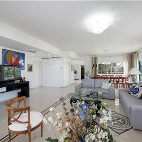 4 bedroom villa with pool close to beach on Akrotiri peninsula, sleeps 8